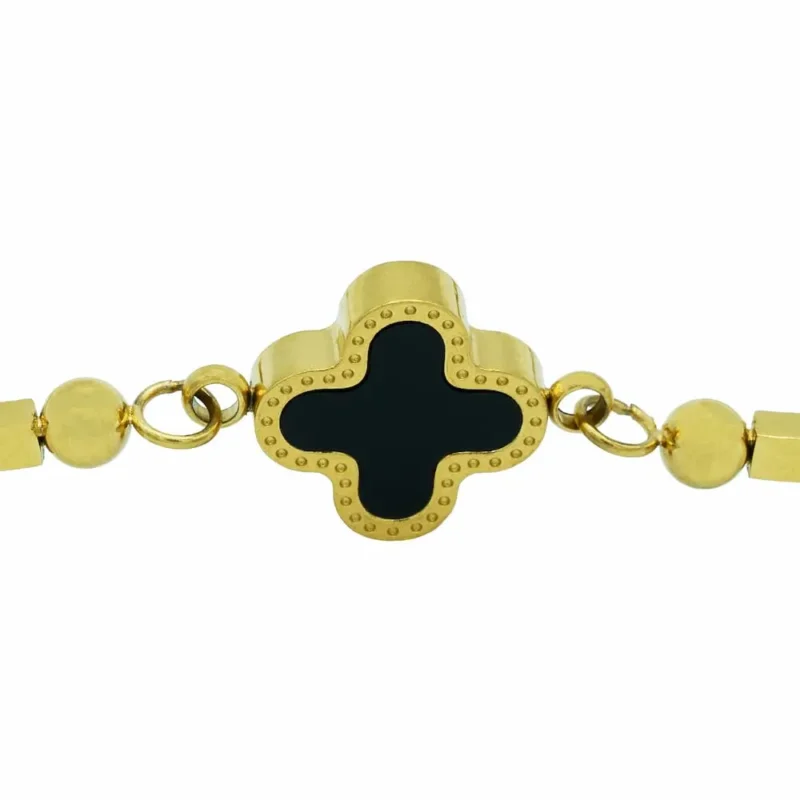 Nahaufnahme der beständigen 14k Goldvergoldung und der schwarzen Einlage am Armband Edelstahl 14k vergoldet Noir Blossom von DEES JEWELRY.