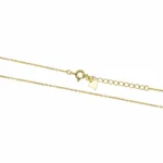 Nahaufnahme der beständigen Goldplattierung und des sicheren Verschlusses der Celestial Cross Kreuzkette aus 925 Silber vergoldet bei DEES JEWELRY