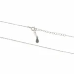 Nahaufnahme der beständigen Rhodinierung auf der Halskette 925 Sterling Silber Eternal Love bei DEES JEWELRY