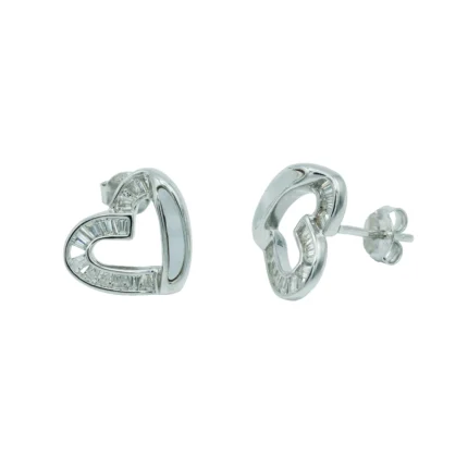 Nahaufnahme der Amoris Glace Herz-Ohrringe aus 925 Sterling Silber mit präziser Zirkonia-Fassung – DEES JEWELRY