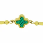 Nahaufnahme der beständigen Goldplattierung auf der resistenten Edelstahlbasis am Klee Armband vergoldet Emerald Blossom von DEES JEWELRY.