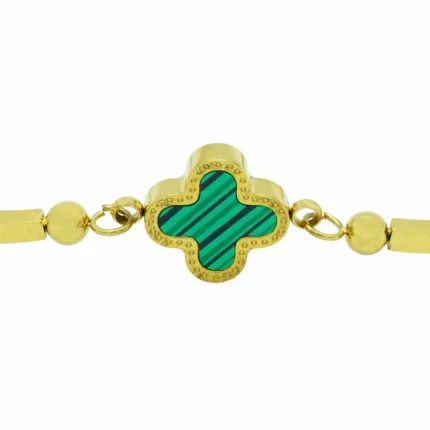 Nahaufnahme der beständigen Goldplattierung auf der resistenten Edelstahlbasis am Klee Armband vergoldet Emerald Blossom von DEES JEWELRY.